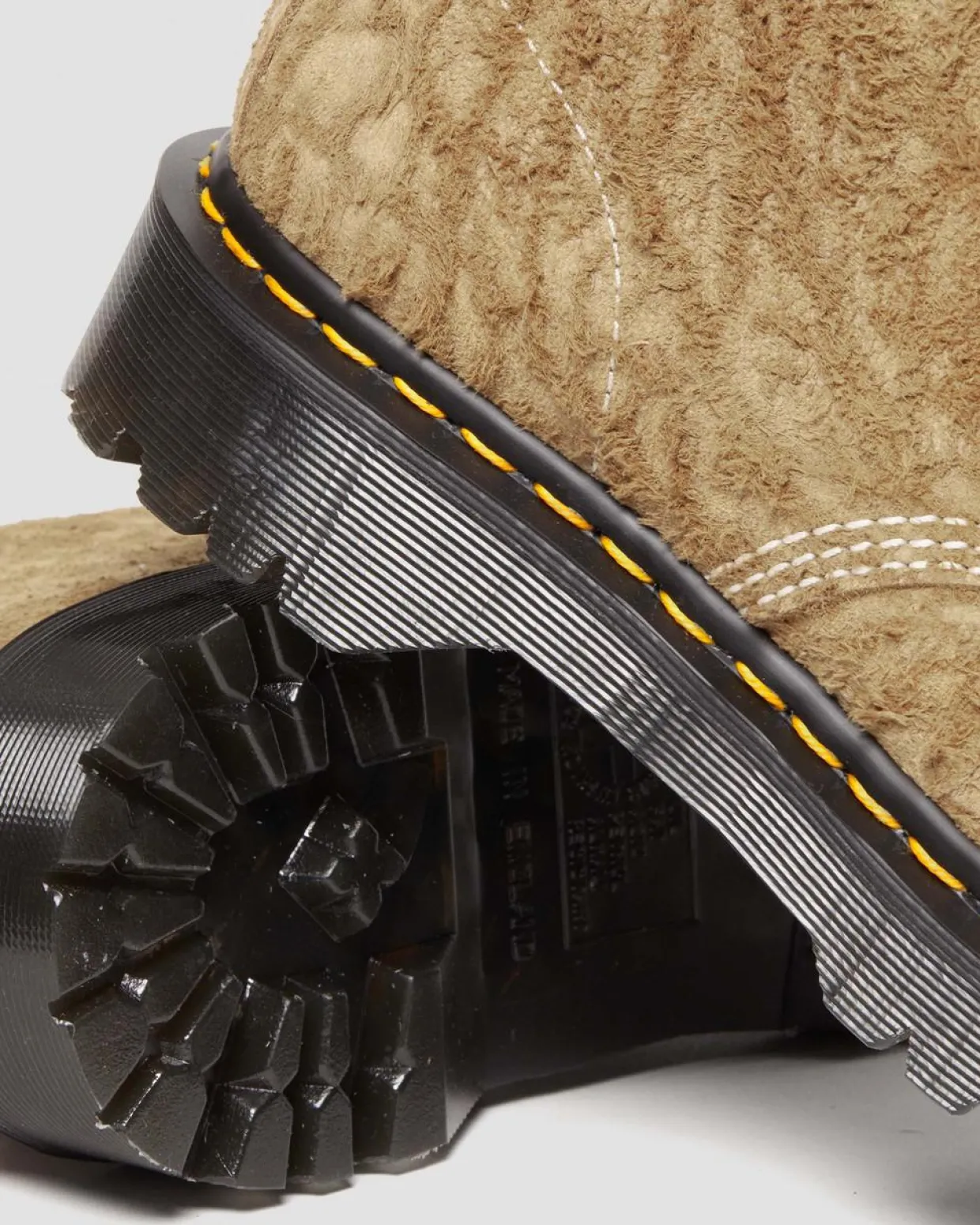 Dr. Martens Boots 1460 Pascal Made In England En Daim Gaufré à Lacets Savannah Tan — Grand Canyon Store