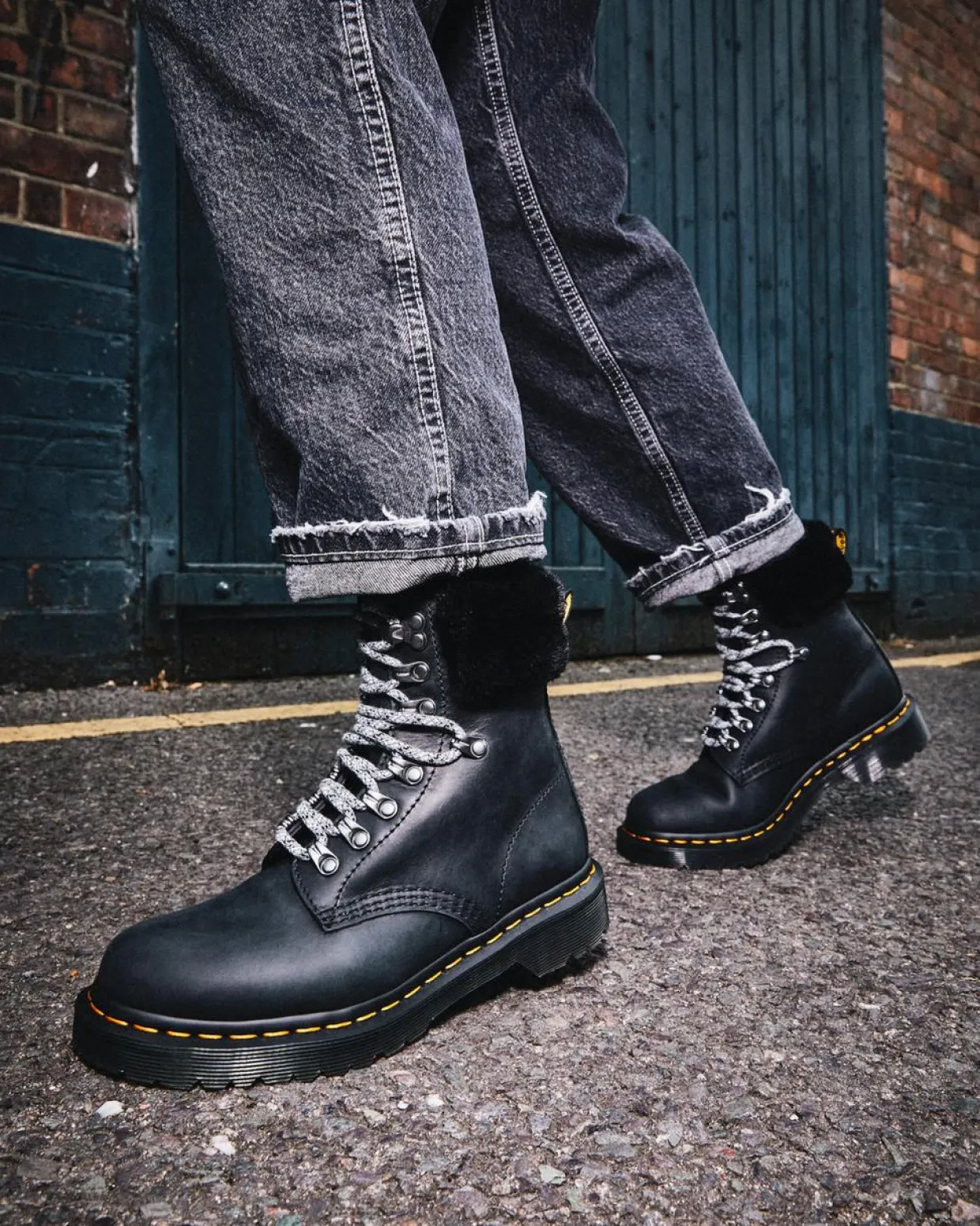 Dr. Martens Boots 1460 Serena à Col Doublées De Fourrure Synthétique Noir — Streeter+Milo Fur Flash Sale