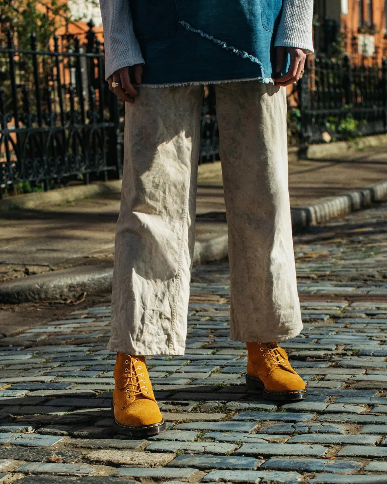 Dr. Martens Boots Basses 101 En Daim Camel — Desert Oasis Suede Store
