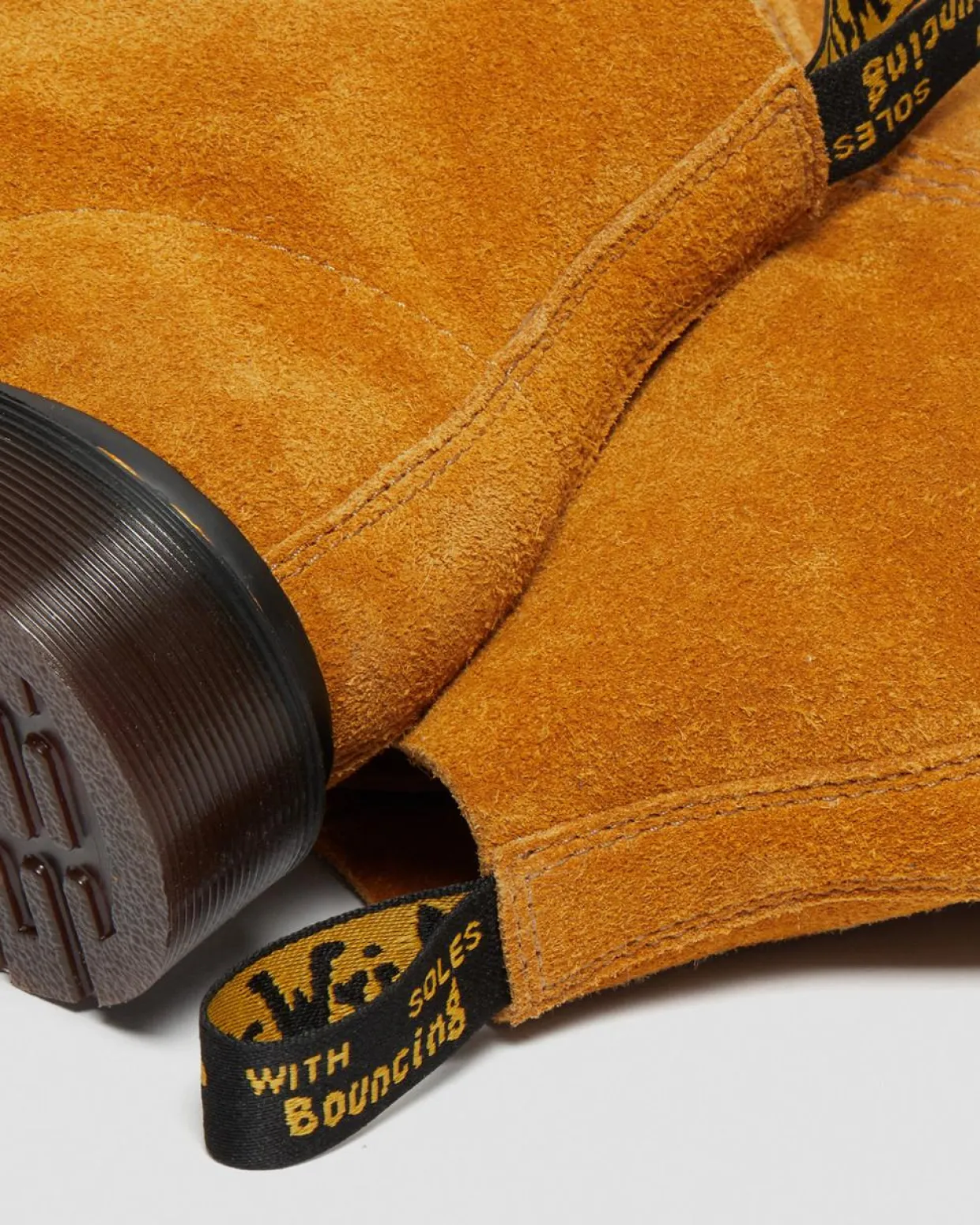 Dr. Martens Boots Basses 101 En Daim Camel — Desert Oasis Suede Store