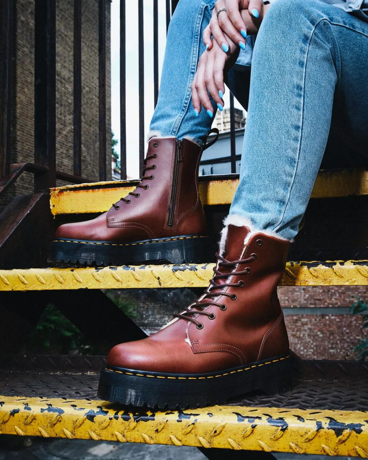 Dr. Martens Boots Plateformes Jadon Doublées De Fourrure Synthétique Marron — Abruzzo Wp Outlet