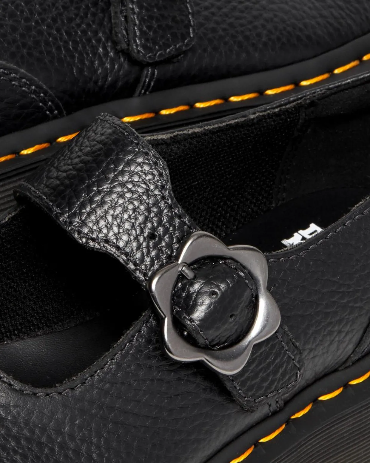 Dr. Martens Chaussures Plateformes Addina Flower En Cuir à Boucles Noir — Milled Nappa Fashion