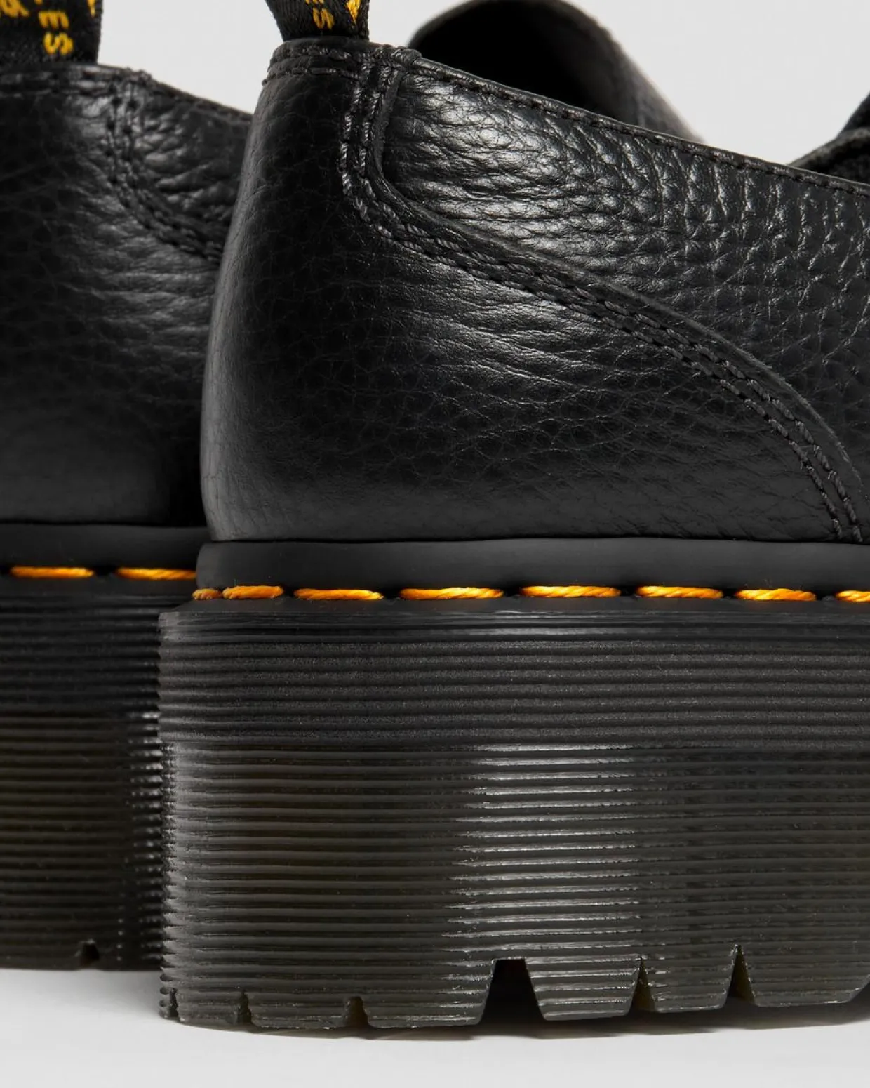 Dr. Martens Chaussures Plateformes Addina Flower En Cuir à Boucles Noir — Milled Nappa Fashion