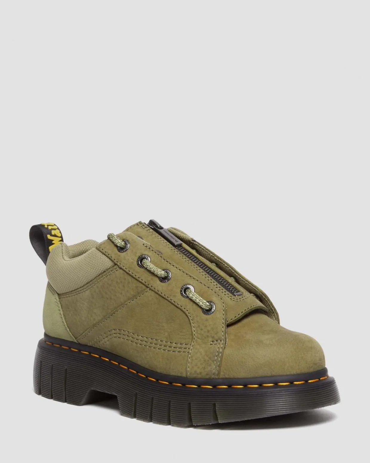 Dr. Martens Chaussures Woodard En Cuir Tumbled Nubuck à Zip Muted Olive — Titan Shop