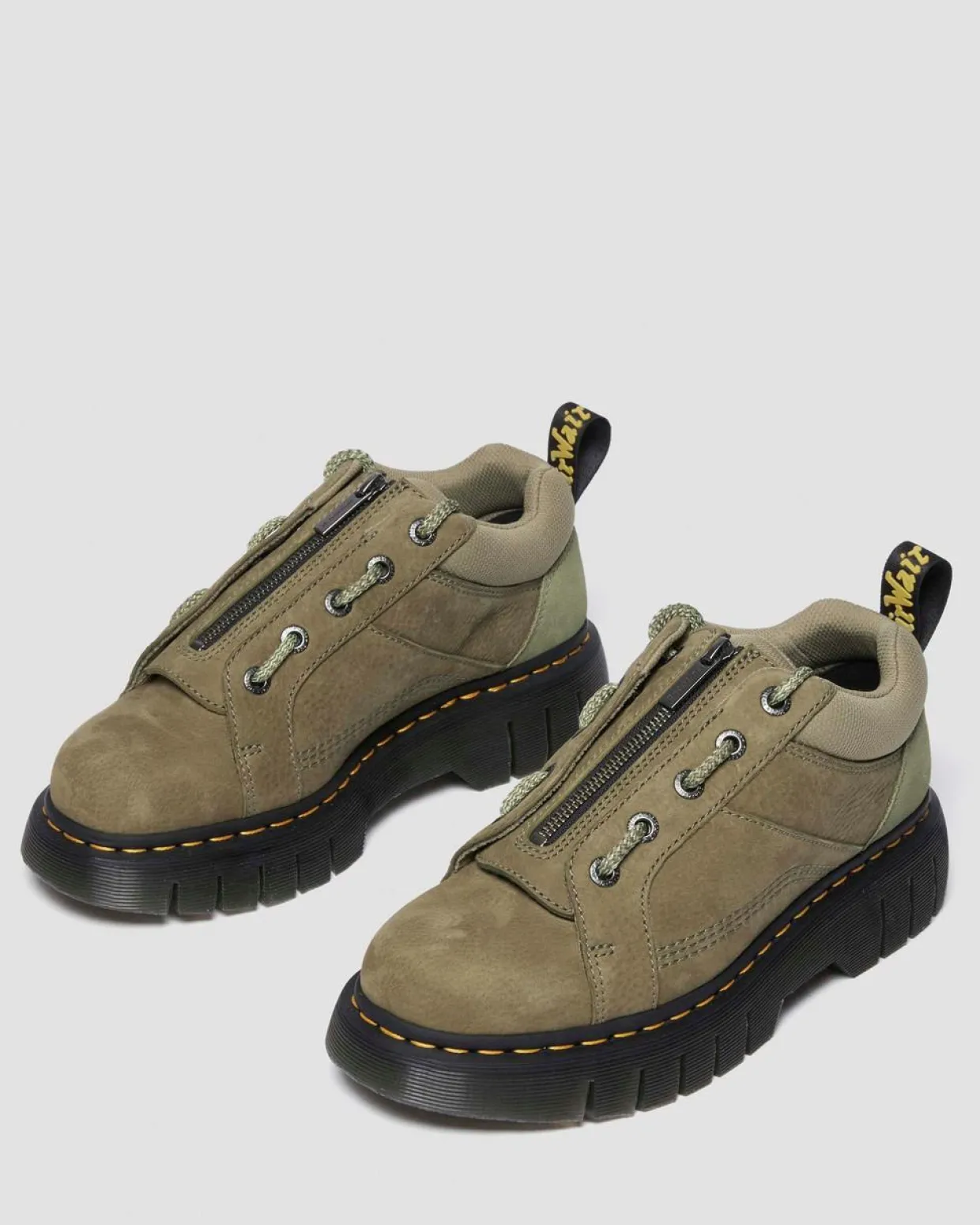 Dr. Martens Chaussures Woodard En Cuir Tumbled Nubuck à Zip Muted Olive — Titan Shop