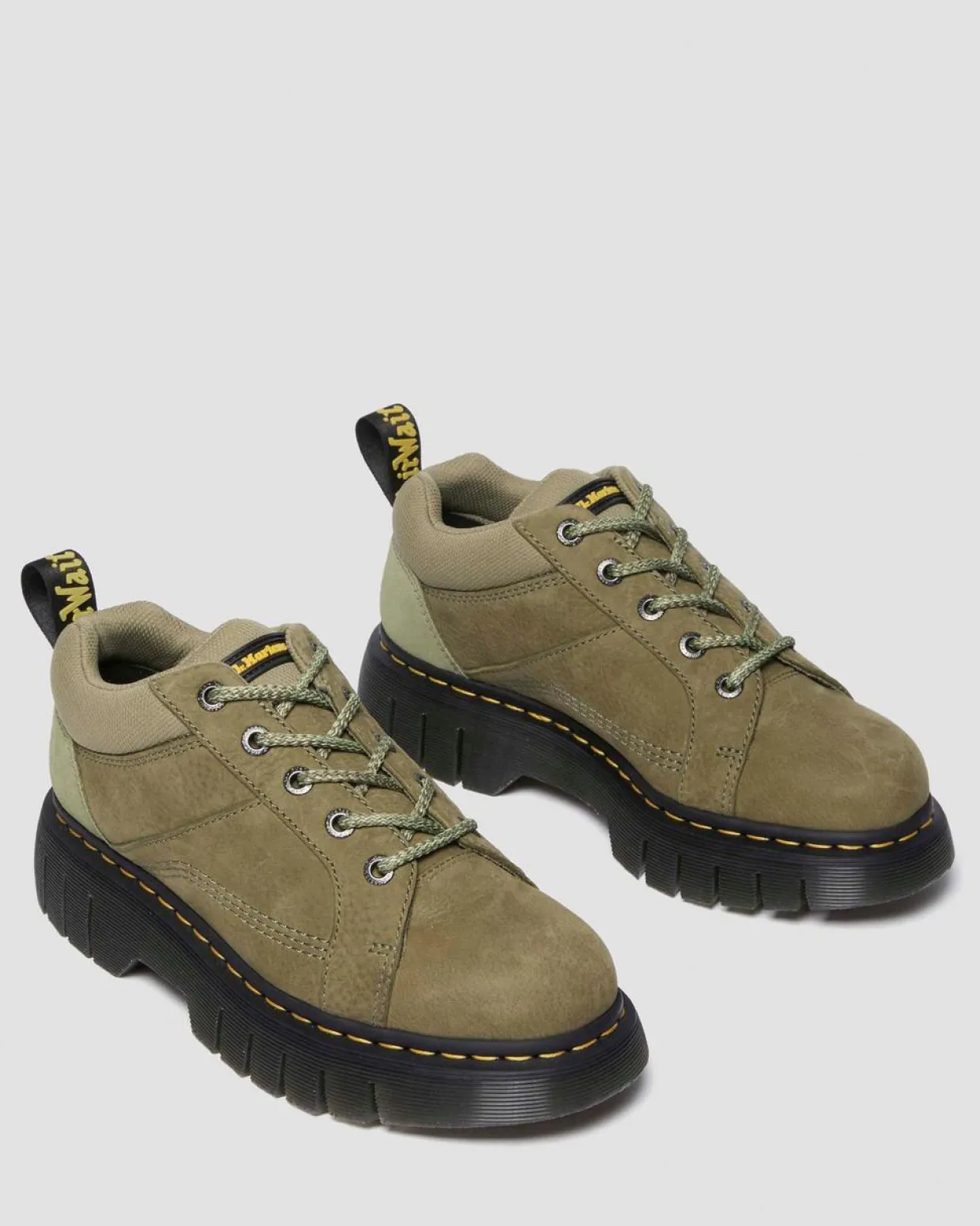 Dr. Martens Chaussures Woodard En Cuir Tumbled Nubuck à Zip Muted Olive — Titan Shop