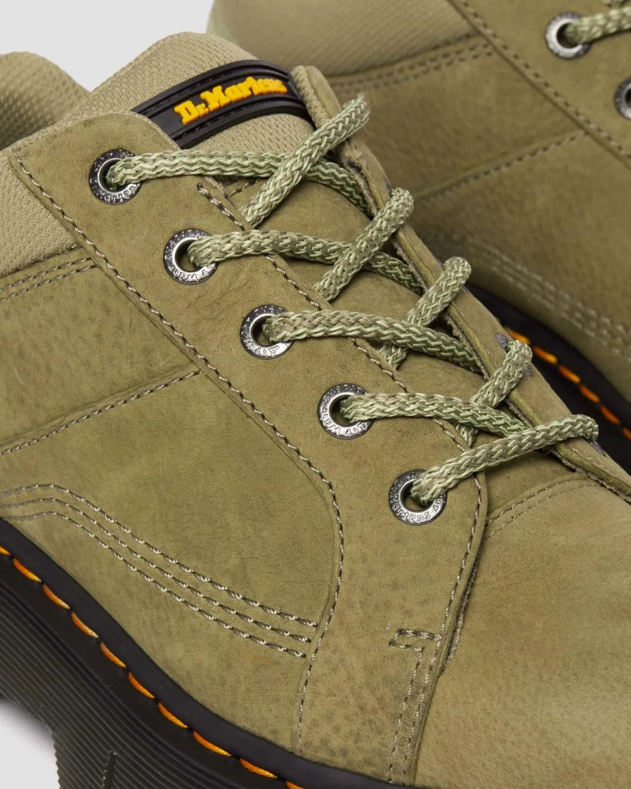 Dr. Martens Chaussures Woodard En Cuir Tumbled Nubuck à Zip Muted Olive — Titan Shop