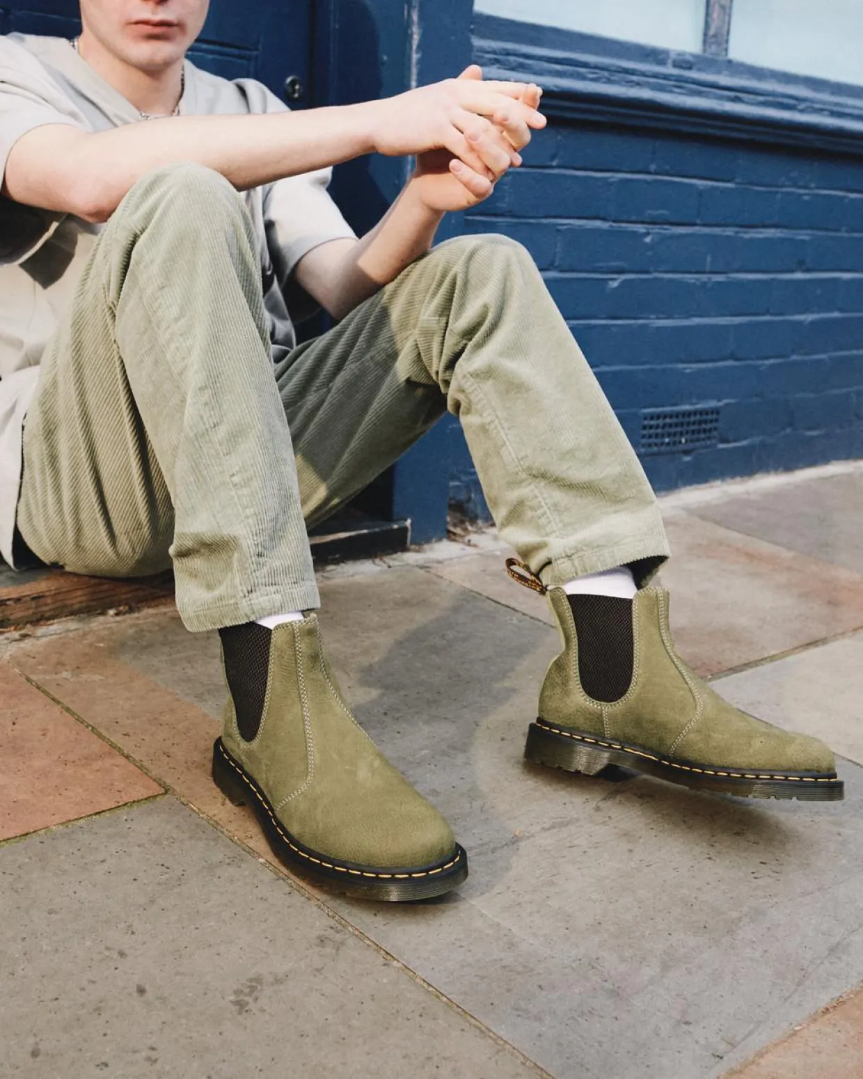 Dr. Martens Chelsea Boots 2976 En Cuir Tumbled Nubuck Muted Olive — Tumbled Nubuck Best
