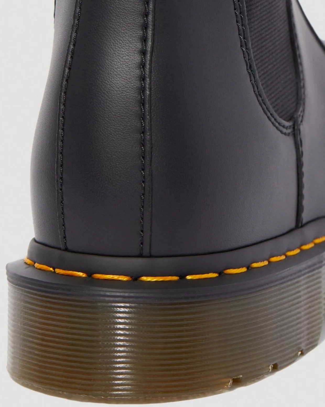 Dr. Martens Chelsea Boots 2976 Felix Vegan Noir — Felix Rub Off Outlet