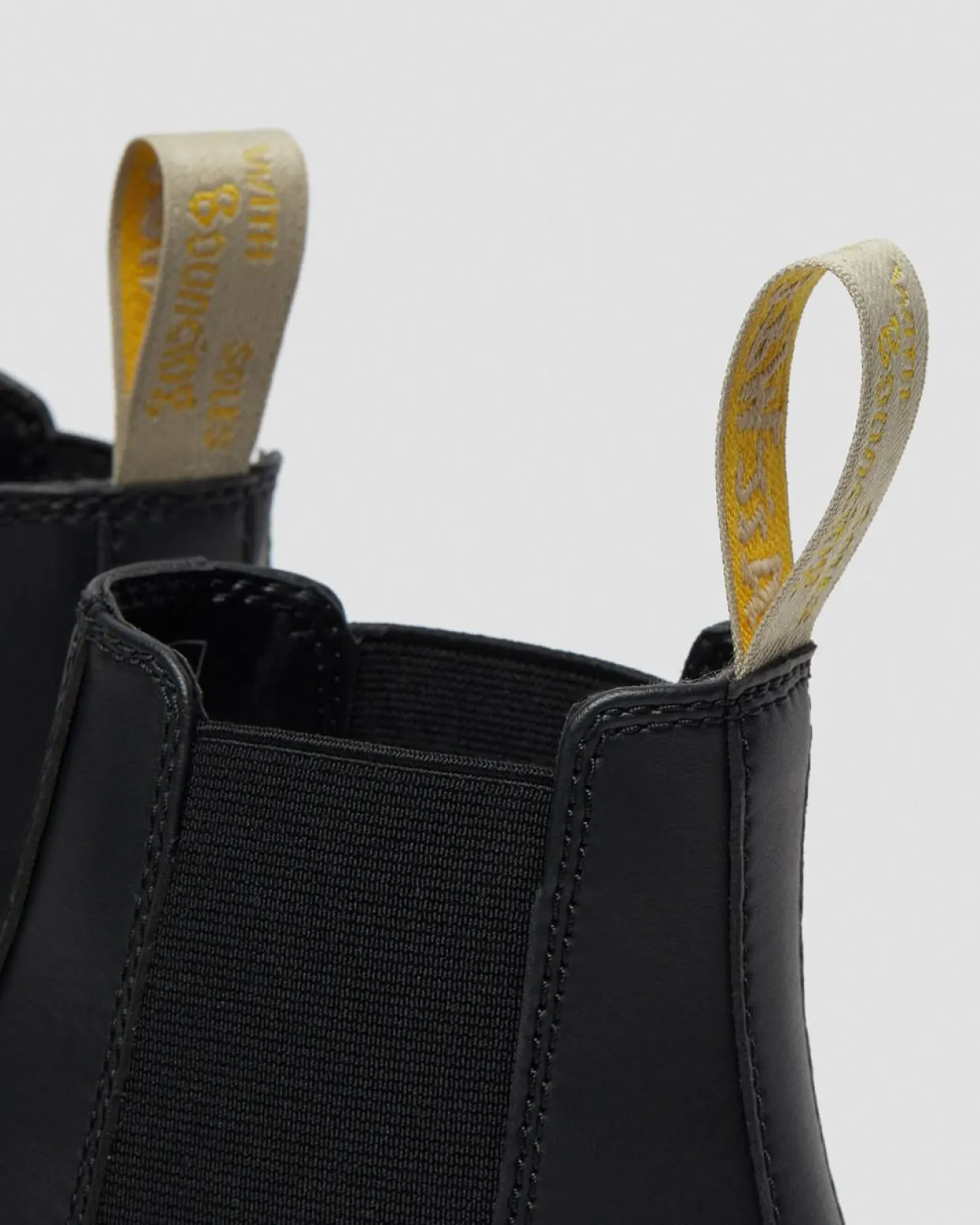 Dr. Martens Chelsea Boots 2976 Felix Vegan Noir — Felix Rub Off Outlet