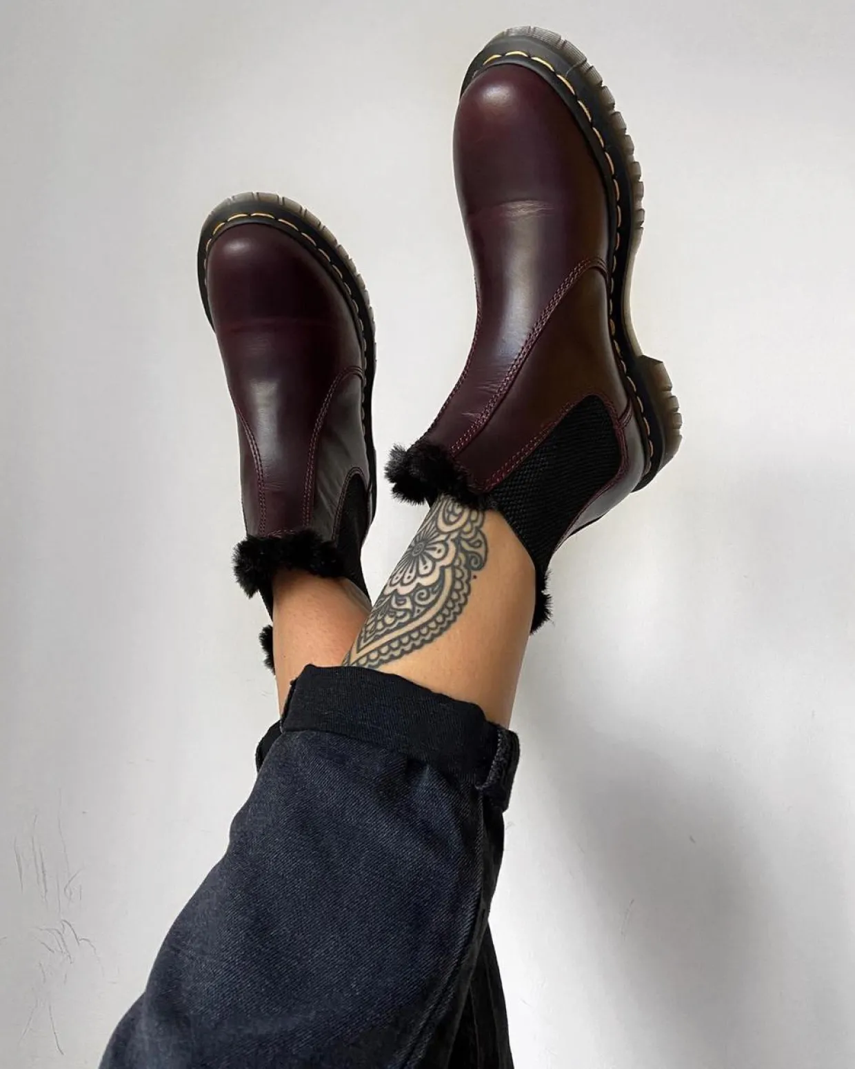 Dr. Martens Chelsea Boots 2976 Leonore Doublées De Fourrure Synthétique Rouge Oxblood — Atlas Best