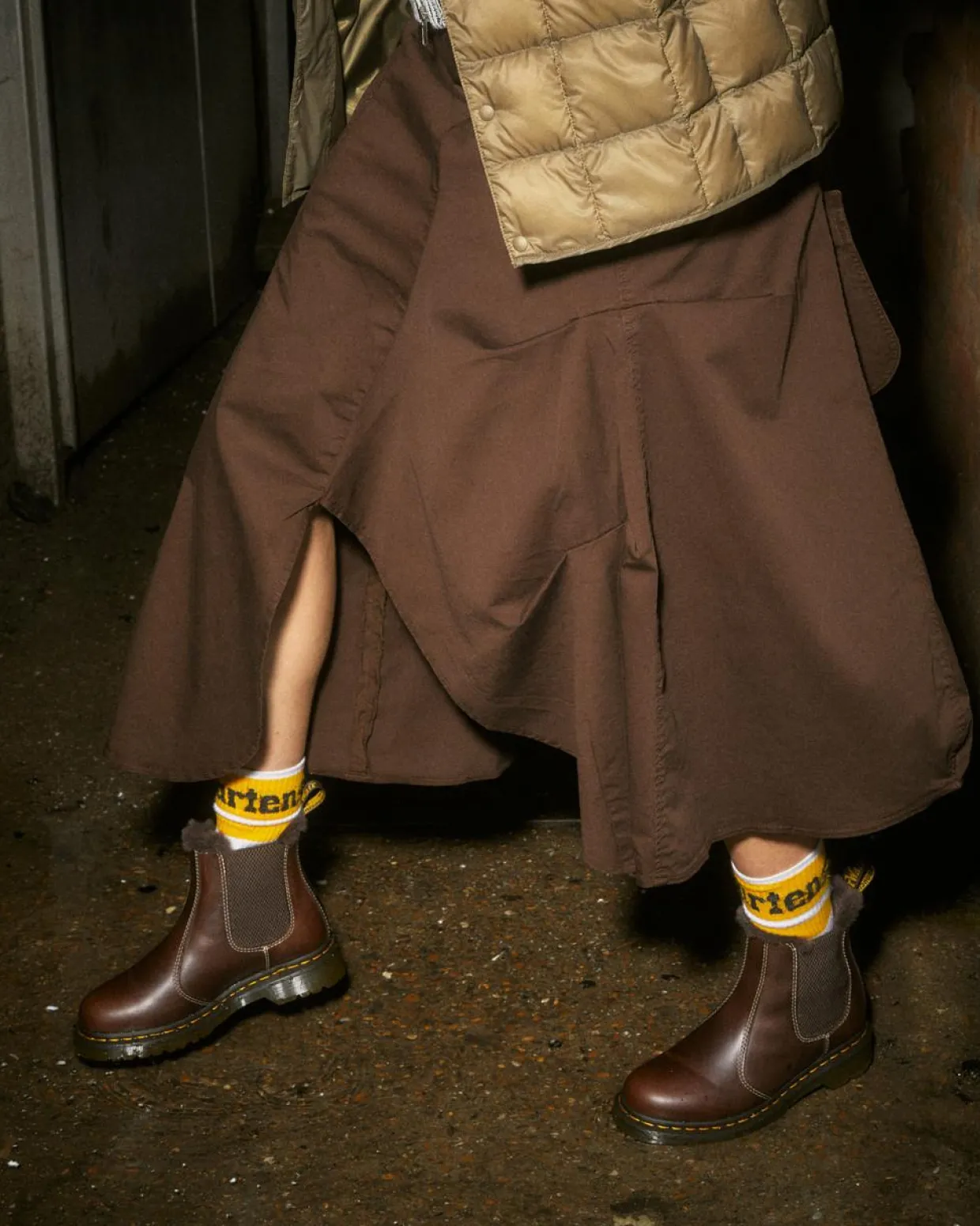 Dr. Martens Chelsea Boots 2976 Leonore En Cuir Et Fourrure Synthétique Dark Brown Flash Sale