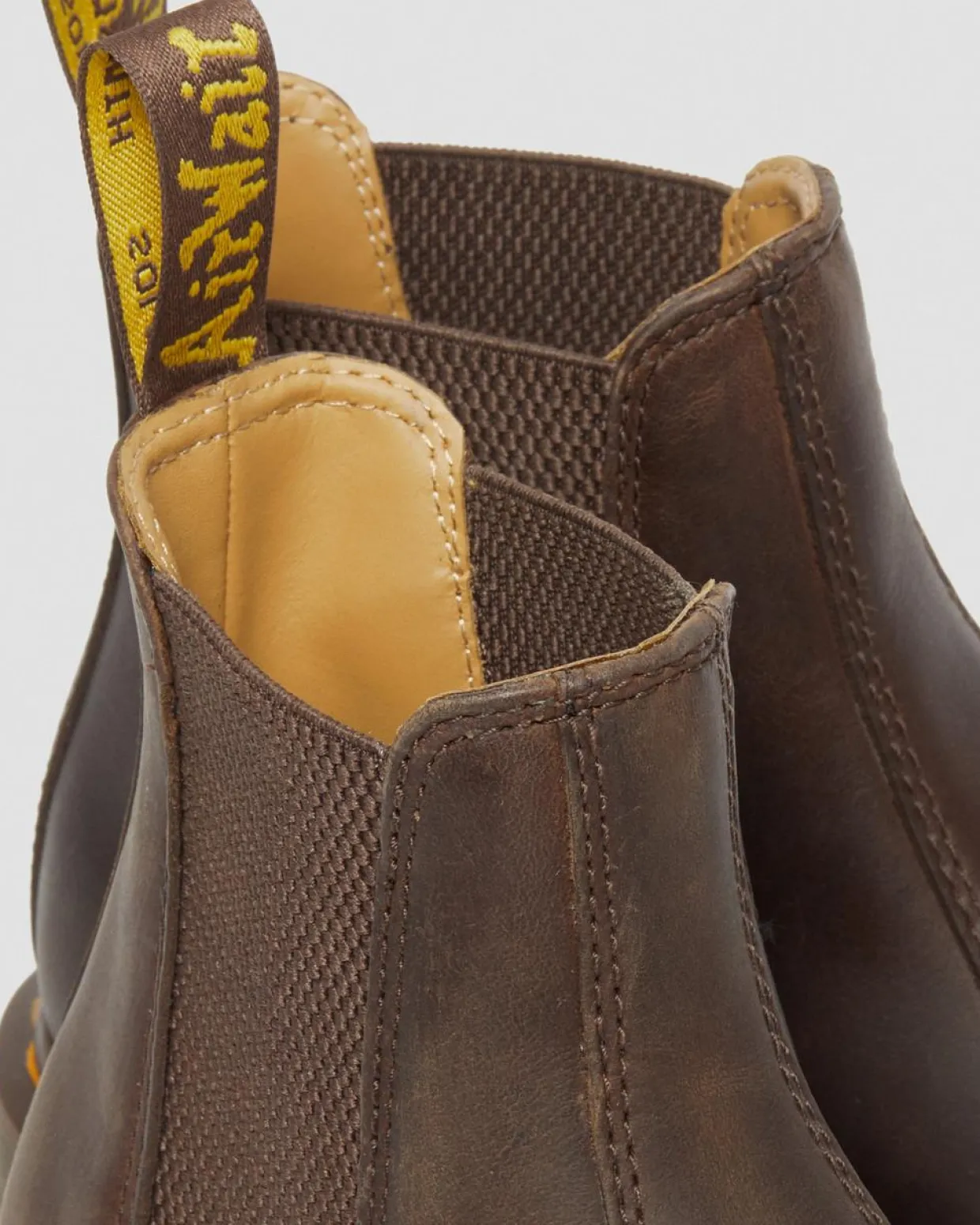 Dr. Martens Chelsea Boots 2976 Yellow Stitch En Cuir Crazy Horse Marron foncé — Crazy Horse Store