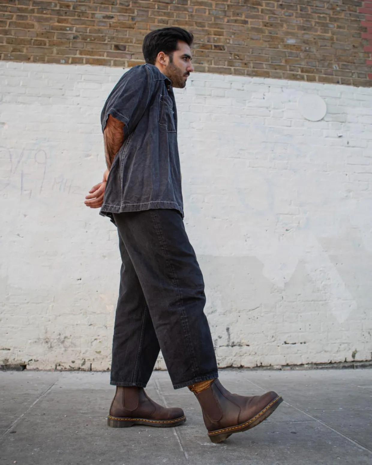 Dr. Martens Chelsea Boots 2976 Yellow Stitch En Cuir Crazy Horse Marron foncé — Crazy Horse Store