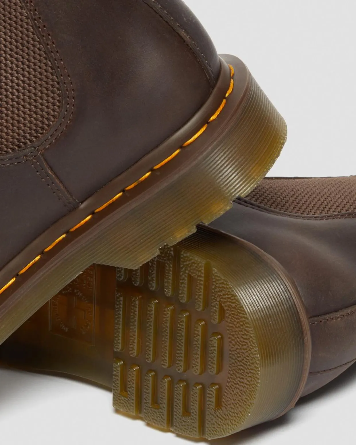 Dr. Martens Chelsea Boots 2976 Yellow Stitch En Cuir Crazy Horse Marron foncé — Crazy Horse Store
