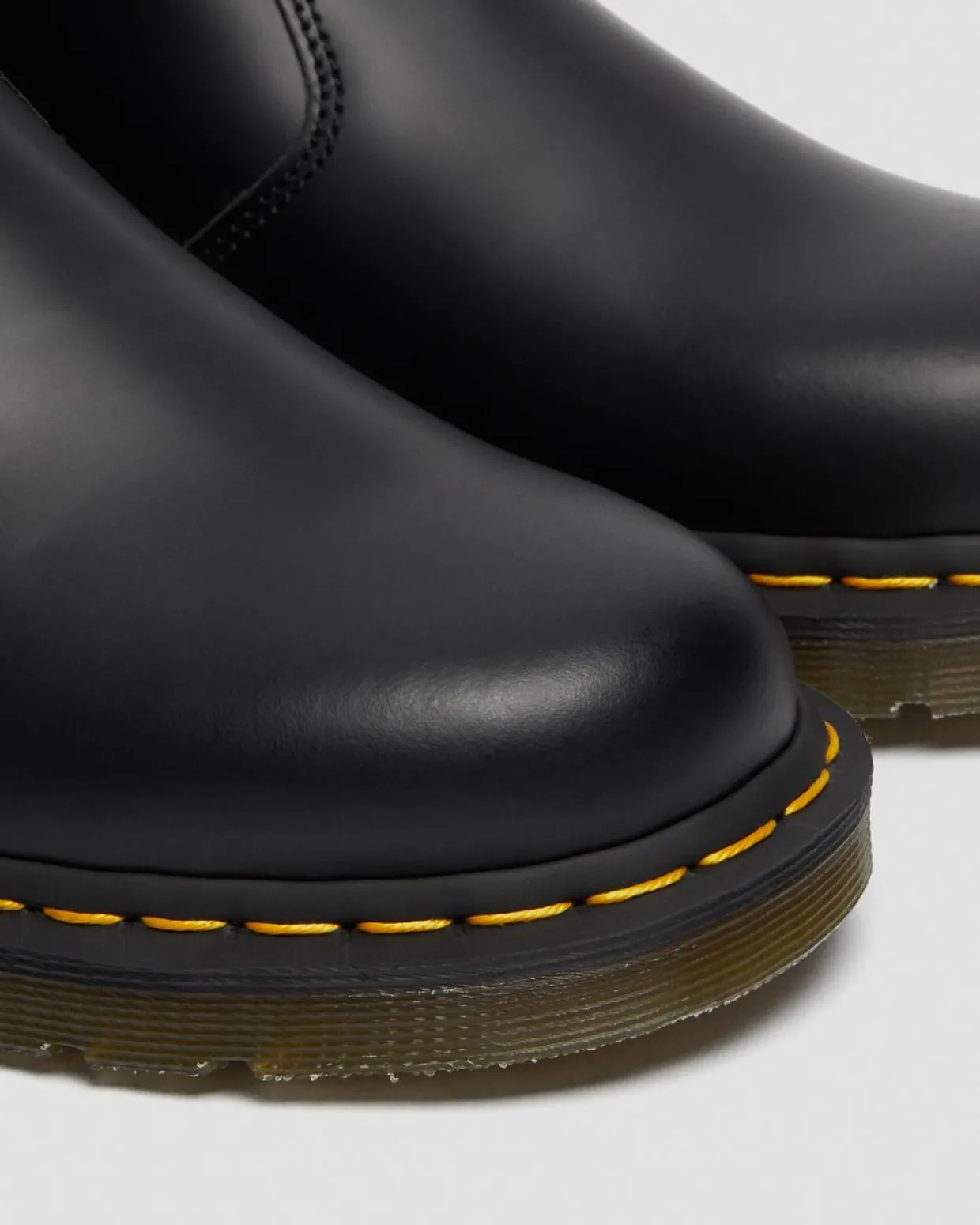 Dr. Martens Chelsea Boots 2976 Yellow Stitch En Cuir Smooth Noir — Smooth Leather Discount
