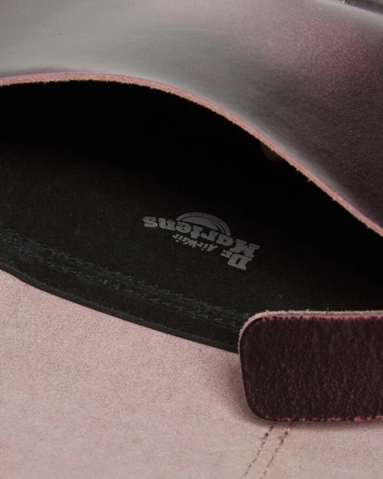 Dr. Martens Sac Bandoulière En Cuir Effet Vieilli 18 Cm Black+Fondant Pink — Two Tone Rub Off+Kiev Cheap