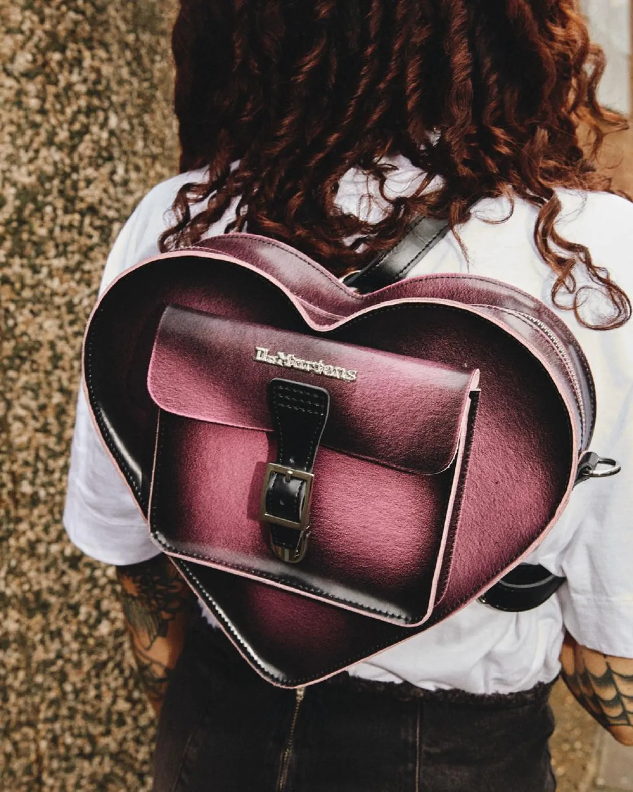 Dr. Martens Sac En Cuir Effet Vieilli En Forme De Cœur Black+Fondant Pink — Arcadia Shop