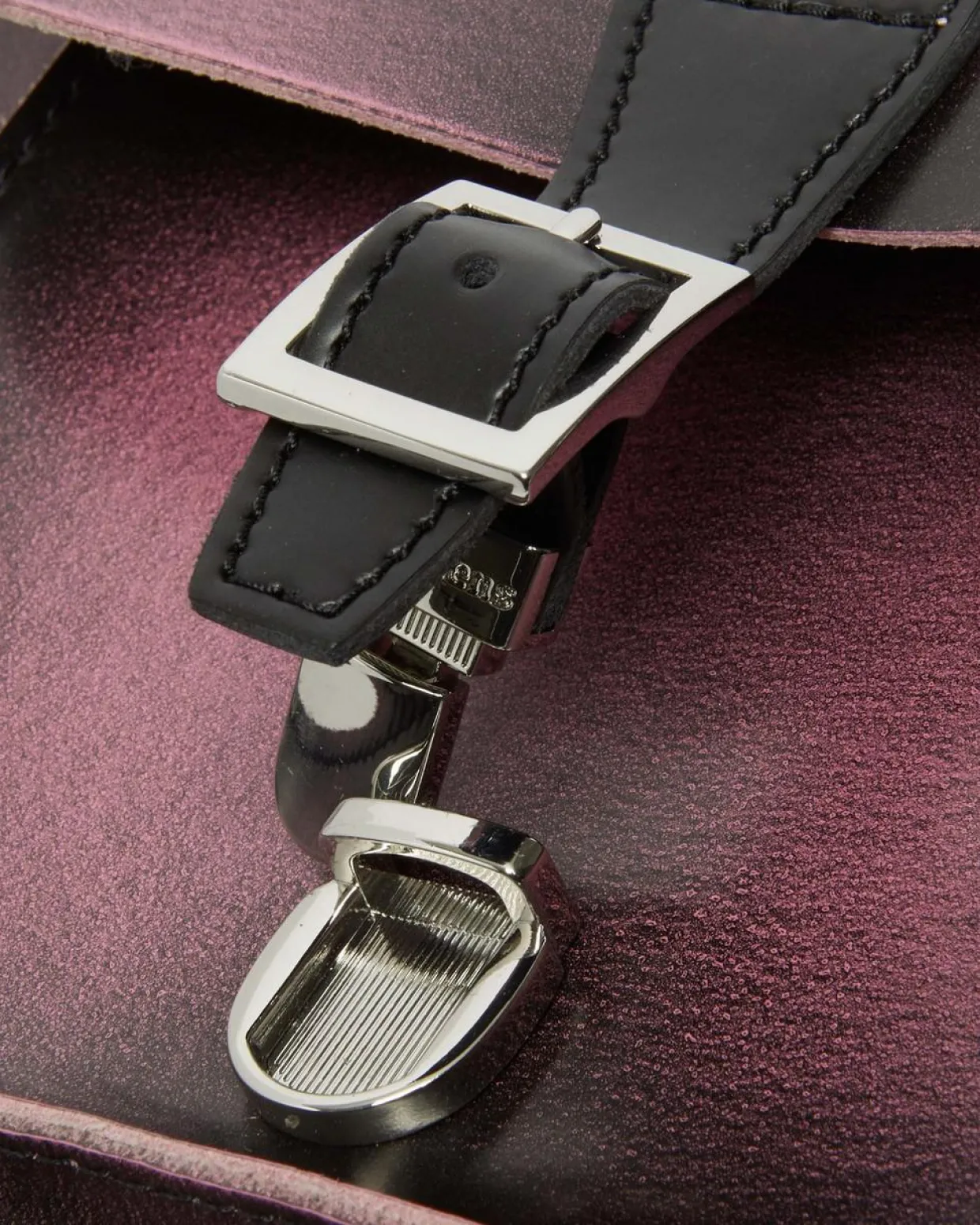 Dr. Martens Sac En Cuir Effet Vieilli En Forme De Cœur Black+Fondant Pink — Arcadia Shop