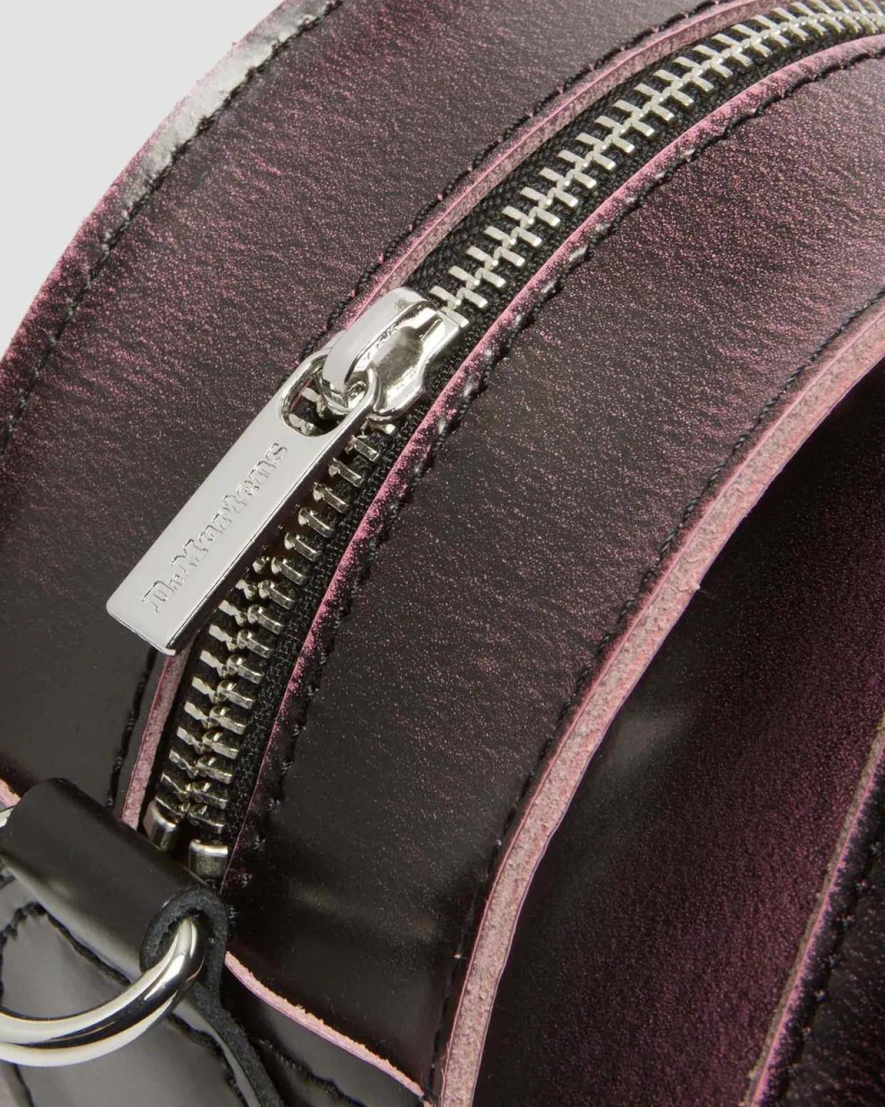 Dr. Martens Sac En Cuir Effet Vieilli En Forme De Cœur Black+Fondant Pink — Arcadia Shop