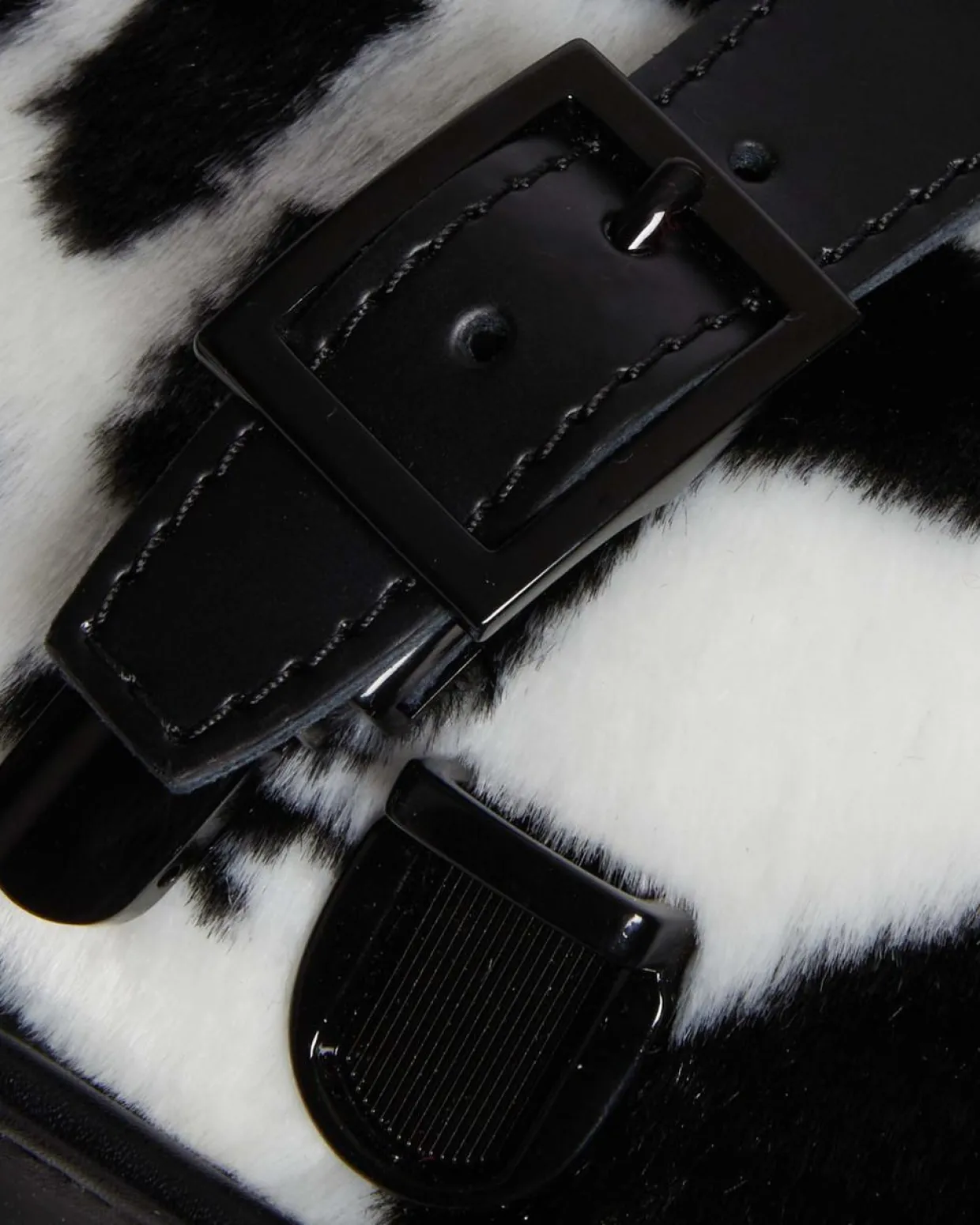 Dr. Martens Sac En Forme De Cœur En Imprimé Vache BLACK+WHITE — Cow Print + Kiev Fashion