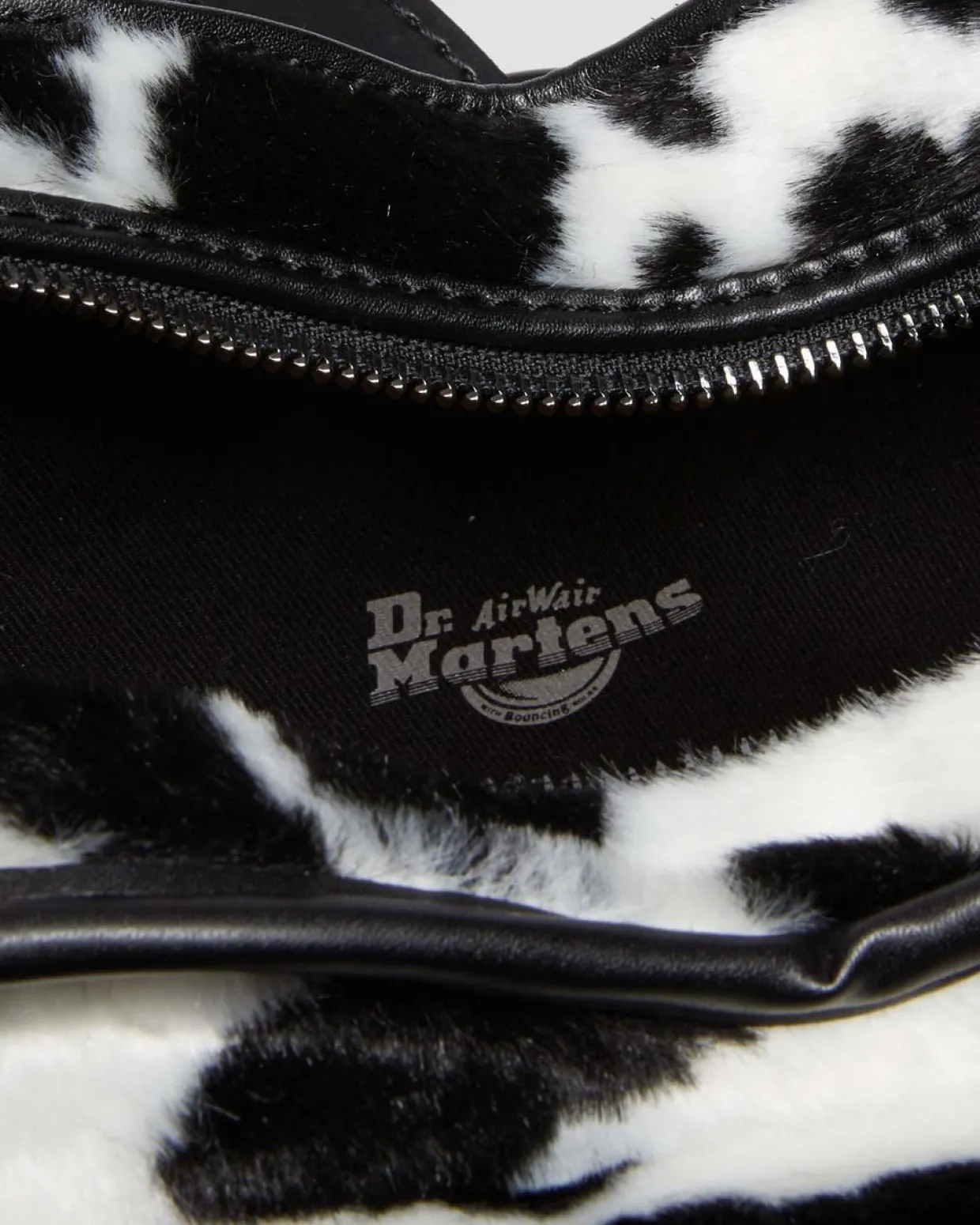 Dr. Martens Sac En Forme De Cœur En Imprimé Vache BLACK+WHITE — Cow Print + Kiev Fashion