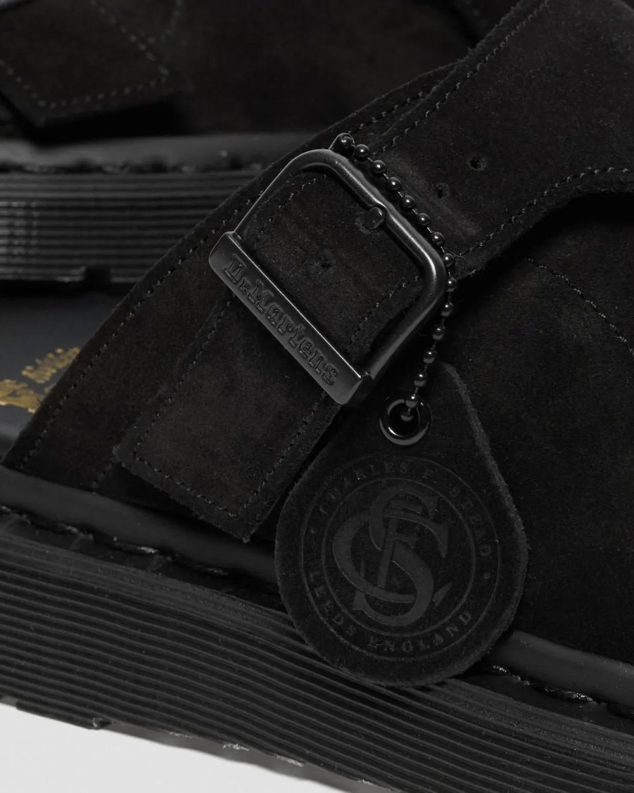 Dr. Martens Sandales Claquettes Dayne Made In England En Daim Noir — Repello Calf Suede Fashion
