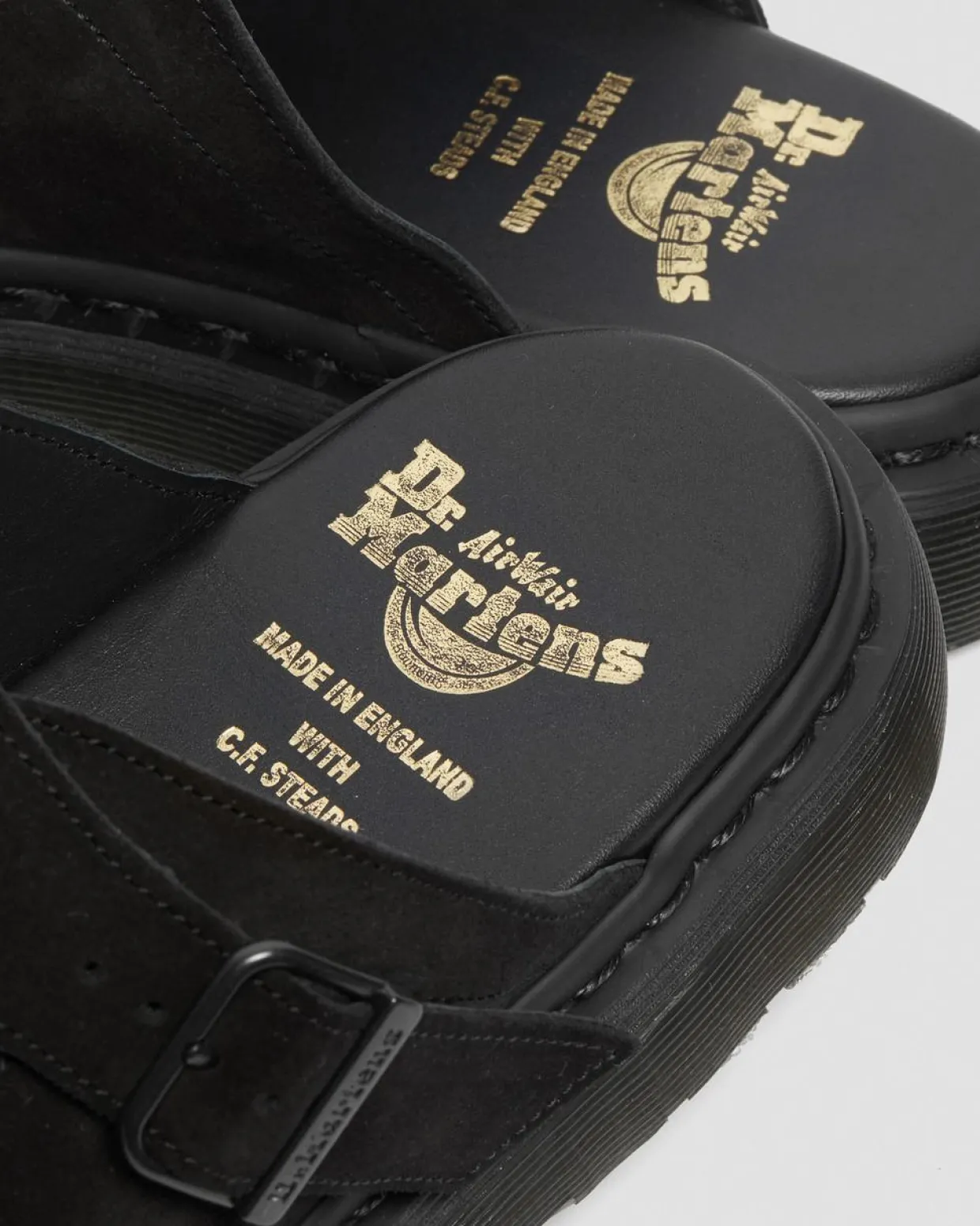 Dr. Martens Sandales Claquettes Dayne Made In England En Daim Noir — Repello Calf Suede Fashion