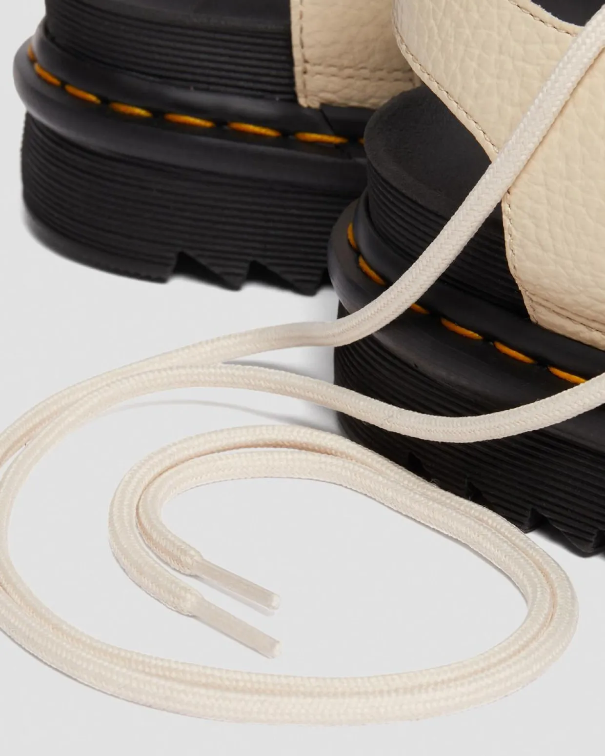 Dr. Martens Sandales Nartilla En Cuir Milled Nappa Beige texturé — Milled Nappa Discount