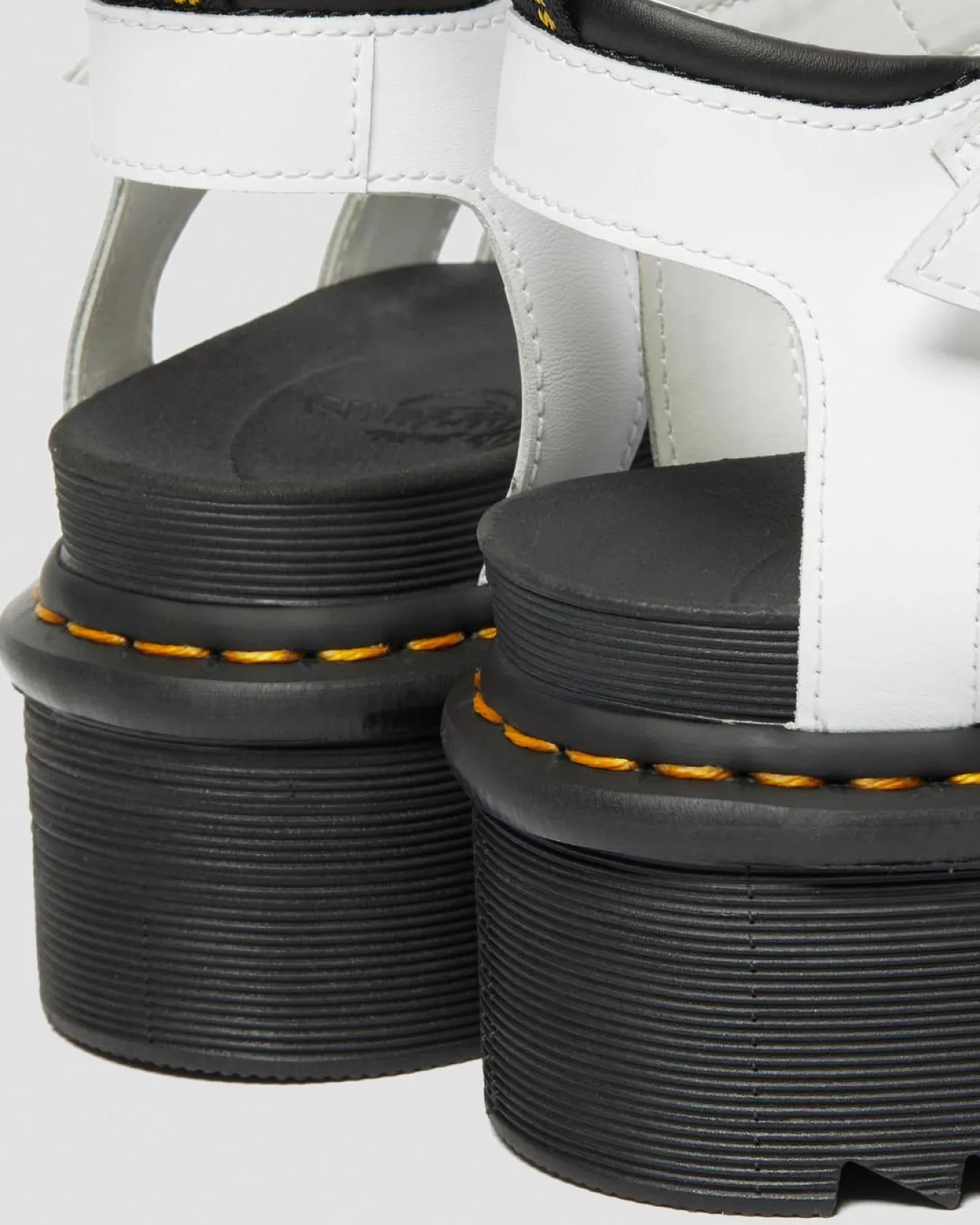 Dr. Martens Sandales Plateformes Quad Blaire En Cuir Hydro Blanc — Hydro Leather Flash Sale