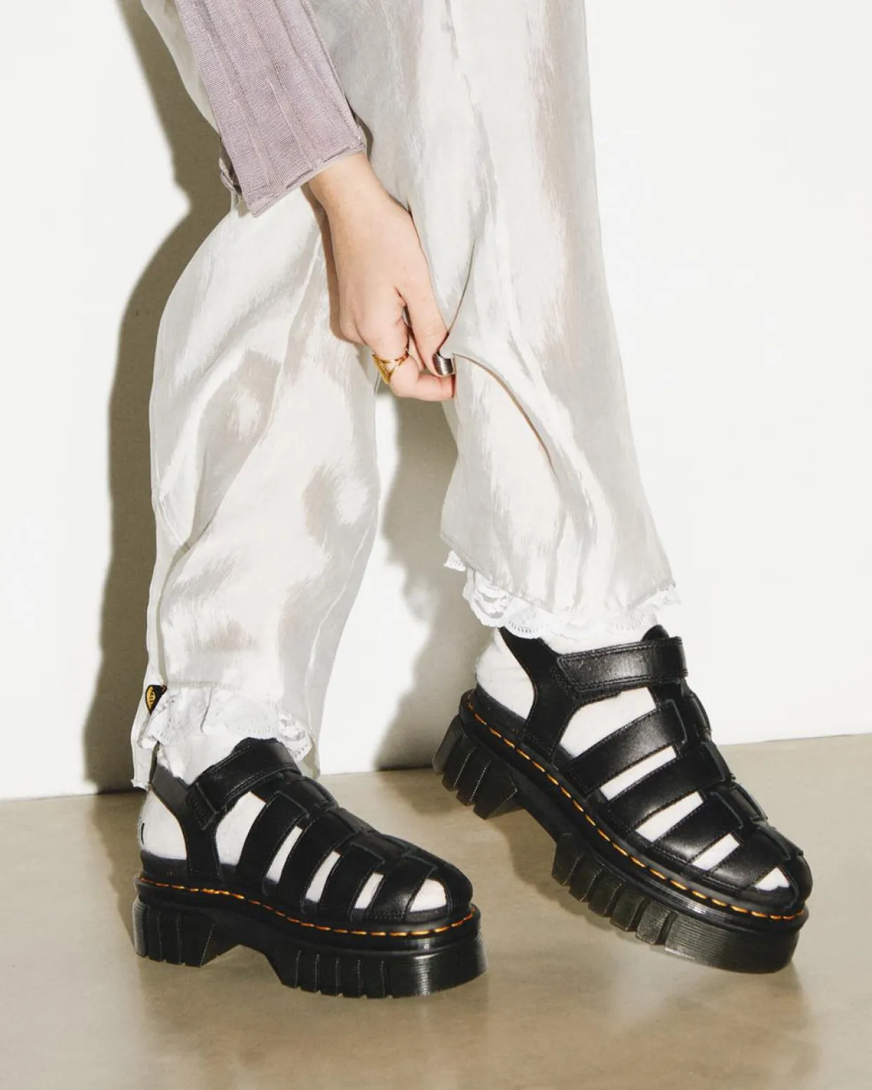 Dr. Martens Sandales Plateformes Ricki Fisherman Noir — Nappa Lux Shop