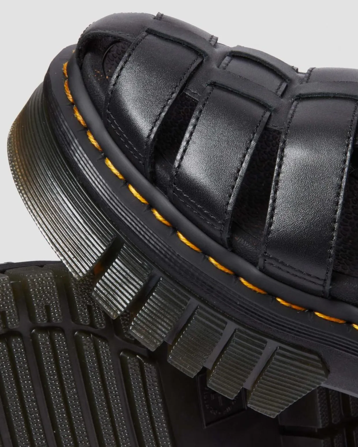 Dr. Martens Sandales Plateformes Ricki Fisherman Noir — Nappa Lux Shop