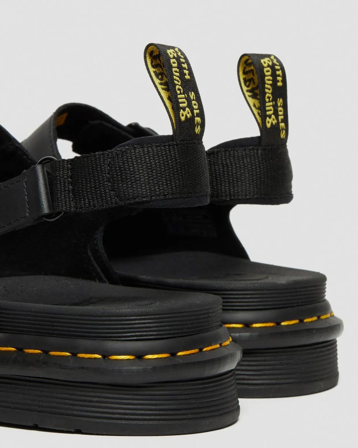 Dr. Martens Sandales Soloman En Cuir Hydro à Brides Noir — Hydro Leather Flash Sale